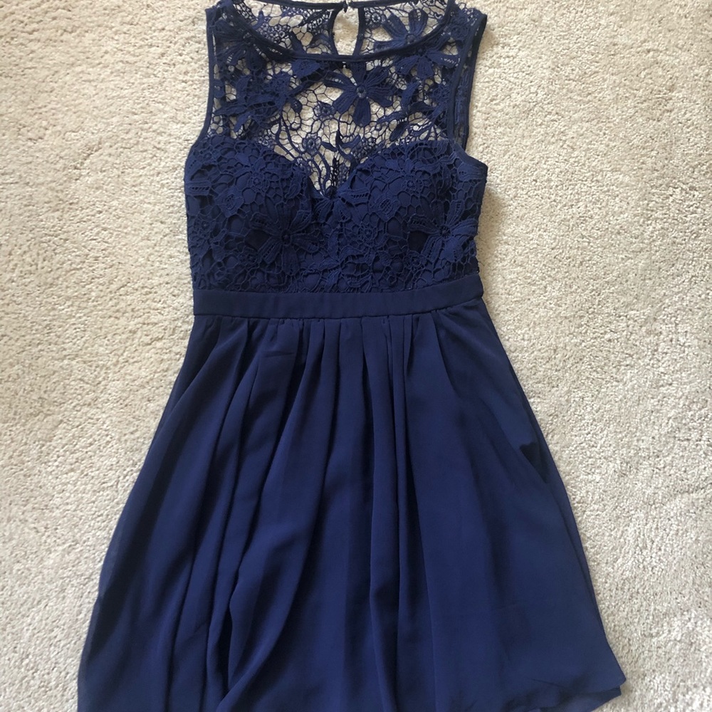 LULU’S NAVY BLUE LACE DRESS